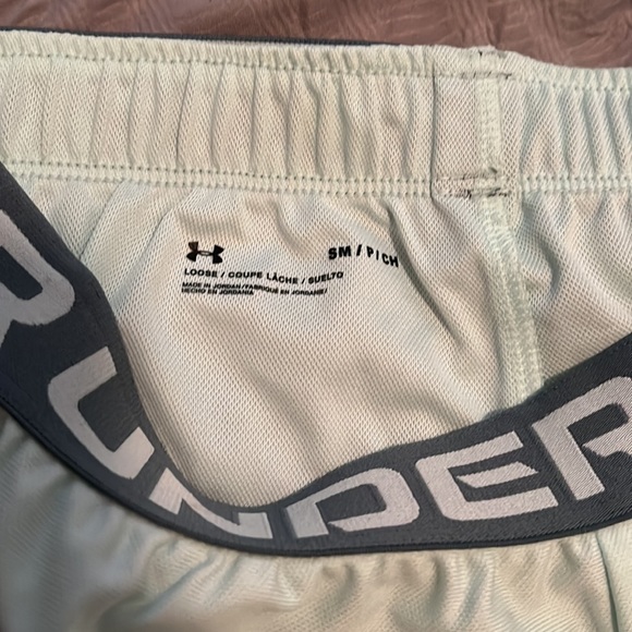 Mint green under armour shorts - Picture 4 of 4